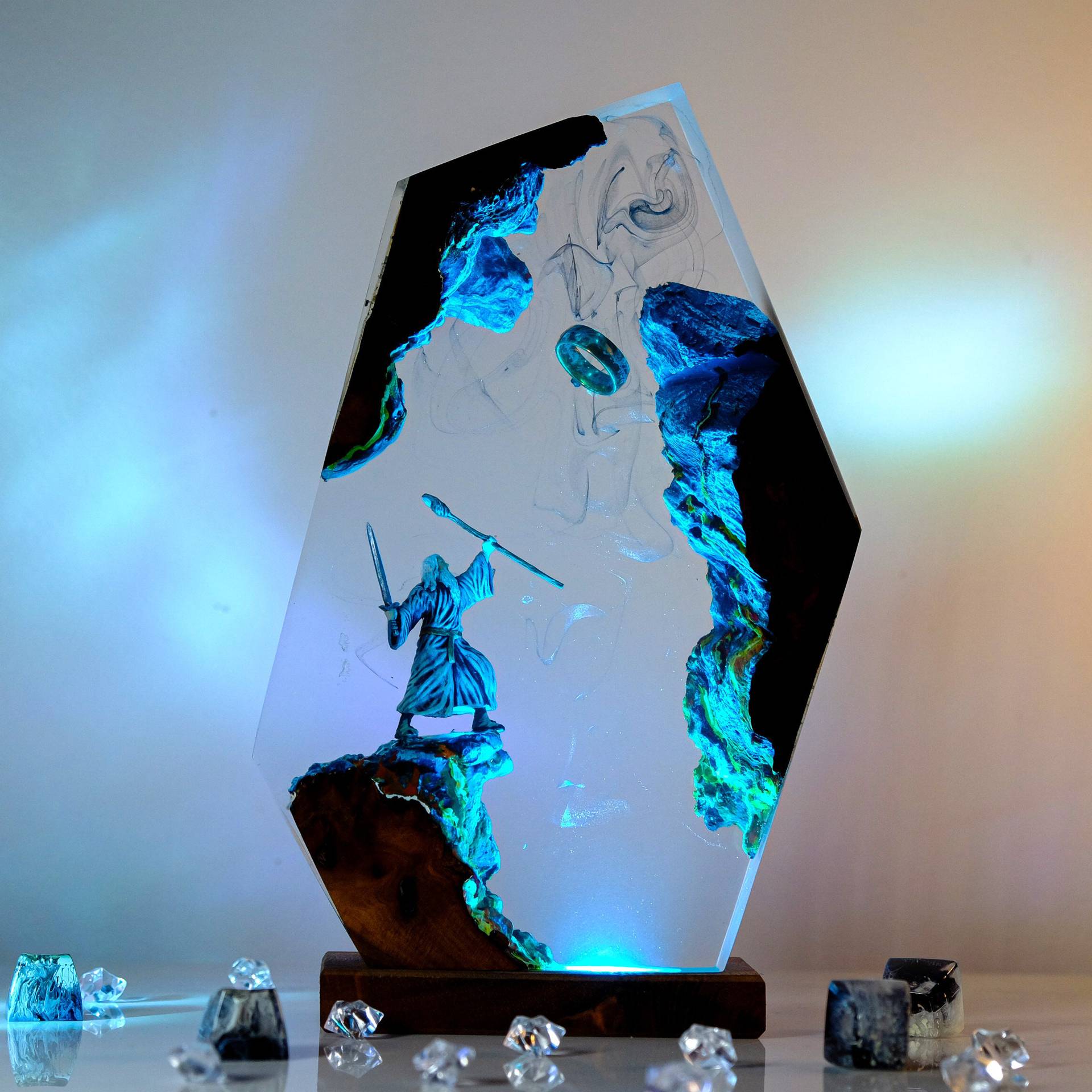 Desk Setup Decor - Figurka z sceny filmowej, stolik, lampa